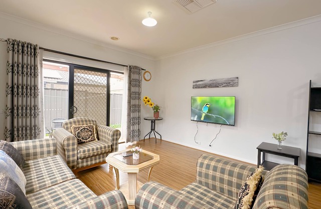 Comfy home/Airport/Shopping/Playground Nearby/Evaporative Cooler
