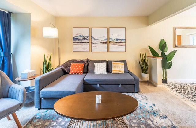 Comfy Home w/Lots of Light, Close to Big House!