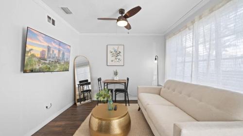 Comfy Modern Farmhouse Cottage w/Private Patio!