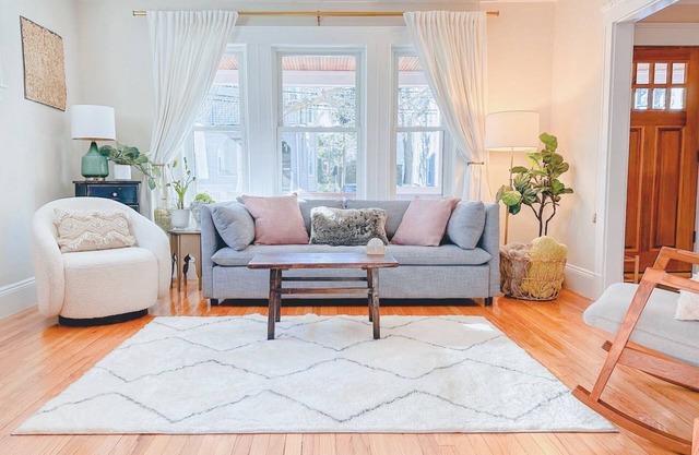 Comfy, Stylish Apt. Near Uni's, Driveway