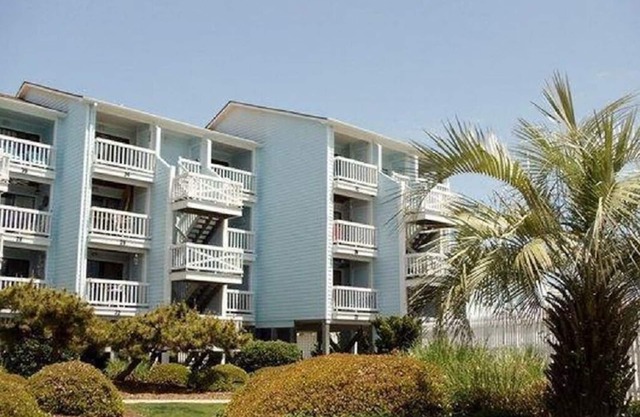 Comfy, Tasteful North End Condo With Ocean View & Pool