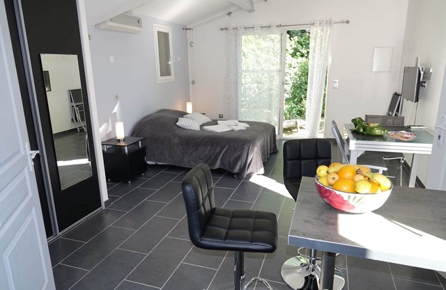 COMPLETE ACCOMMODATION with GARDEN LIVING ROOM and PARKING Free