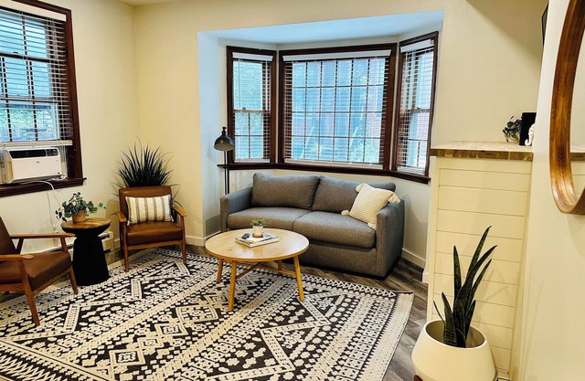 Completely remodeled 2 bedroom apartment in Portland's West End