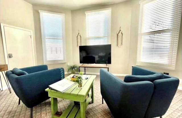 Completely remodeled efficiency unit one block from the Smithville square