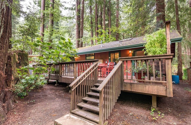 Complimentary Wine, Spa, Creekside Private Deck, Dog Friendly!