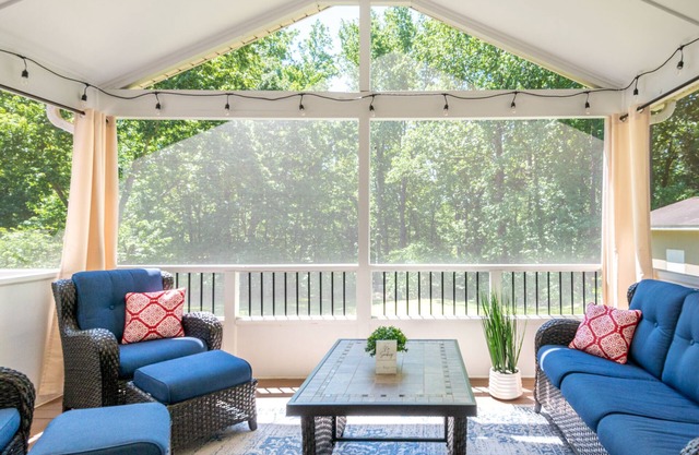 Concord Haven - Screened Porch Private Getaway