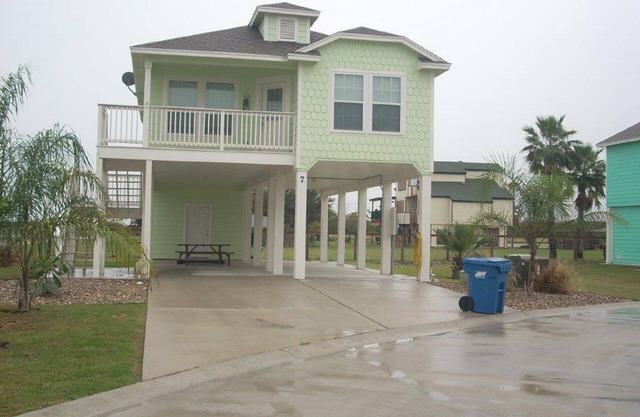 Condo 2 bedroom 2 bath long term rental welcome!