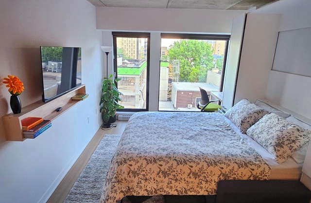 Condo dowtown Montreal 13mins walk to the Old-Port