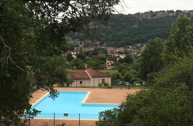 CONFORTABLE MAISON DANS VILLAGE VACANCES AVEC PISCINE A CAJARC