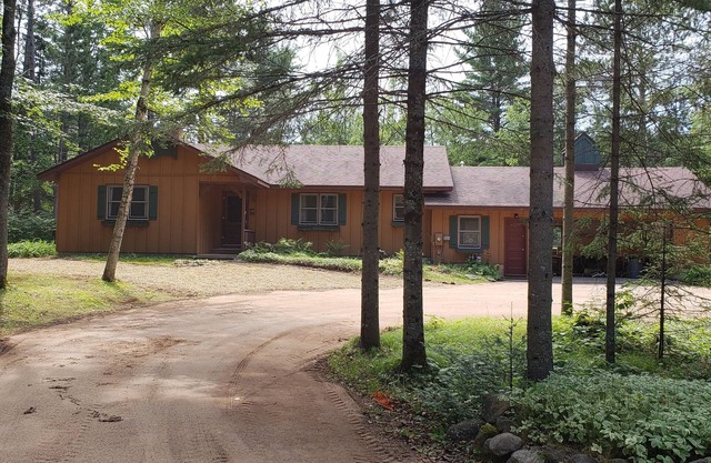 Conover River House Voyager's Welcome-Come Explore
