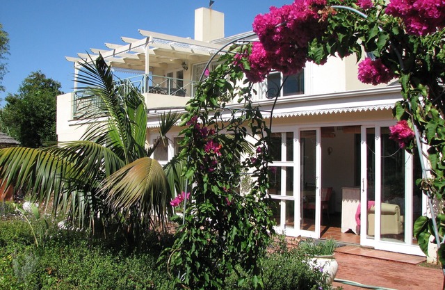 Constantia Lazy River, Froggs Leap studio for 2 people and 2 small kids on sofa