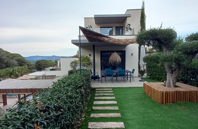 Contemporary villa, private pool, 200m from the sea