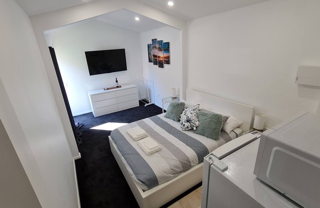 Contemporary studio, only metres to beach/surf, 10 mins to McLaren Vale wineries