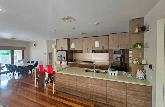 Contemporary 5 Bedroom Villa With Theatre Room and Pool