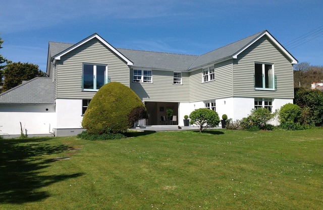 Contemporary 5 Bedroom House, Metres from Daymer Bay Beach
