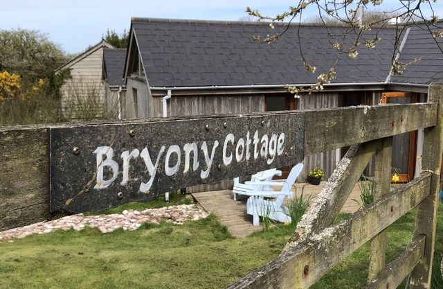 Contemporary cottage for 2 people (plus baby) in rural setting near to Falmouth