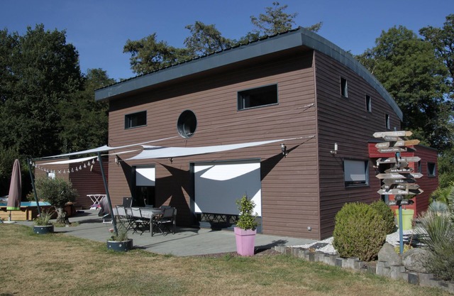 Contemporary house of 180 m2 - 4 bedrooms - Land 1600 m2 with swimming pool wood