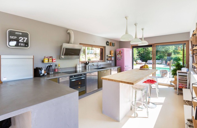 ★ Contemporary house with heated pool ★