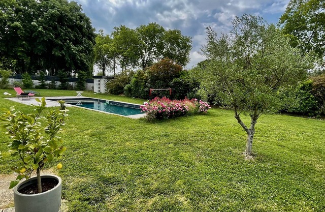 Contemporary house with pool near Toulouse