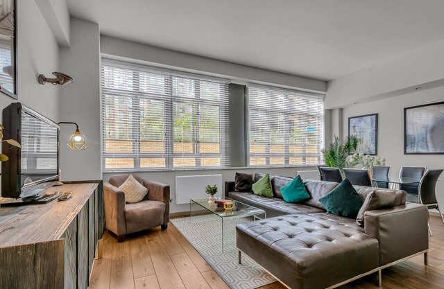 Contemporary One Bedroom Apartment in City Road, London by MySquare