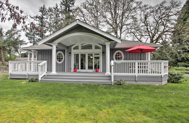 Contemporary Tacoma Cottage w/Deck & Pond!