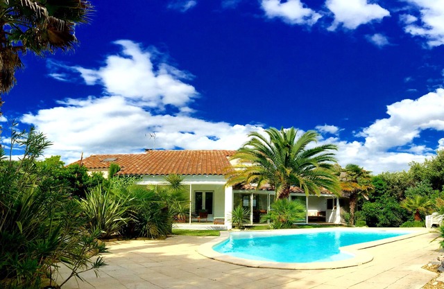 Contemporary villa (16 people) with swimming pool, tropical garden in the woods