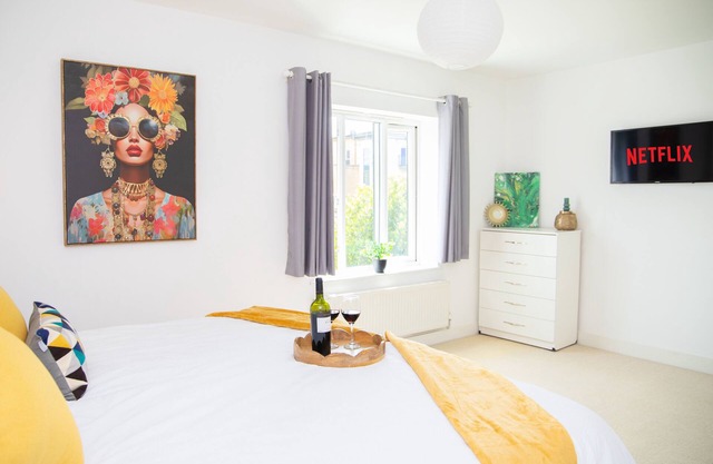 🏡 Contractor-Friendly 4-Bed House – Fast WiFi & Free Parking 🚧