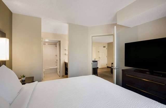 Convenient Location! Full Kitchen, Free Parking, Pets Allowed, Inddor Pool!