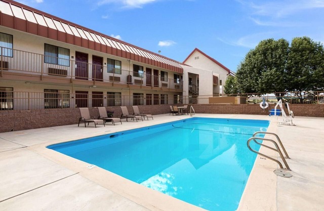 Convenience & Comfort: Spacious Unit Close to Downtown & Cultural Center