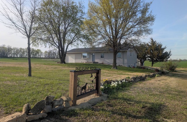 Convenient 3-bedroom rural home near Milford Lake