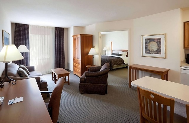Convenient Accommodation w/Fully-equipped Kitchen! A 7-minute drive to UTSA!