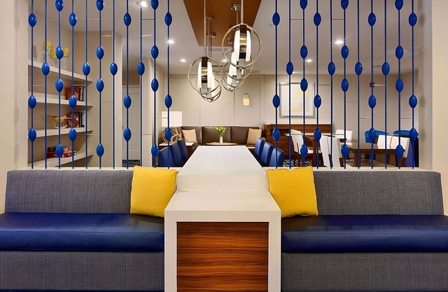 Convenient Getaway, Unit with Pool, Near Woodfield Mall, Schaumburg!