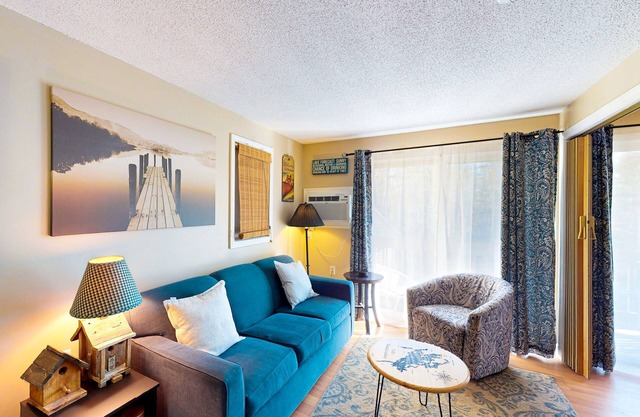 Conveniently located condo w/a balcony, access to sports courts & private beach