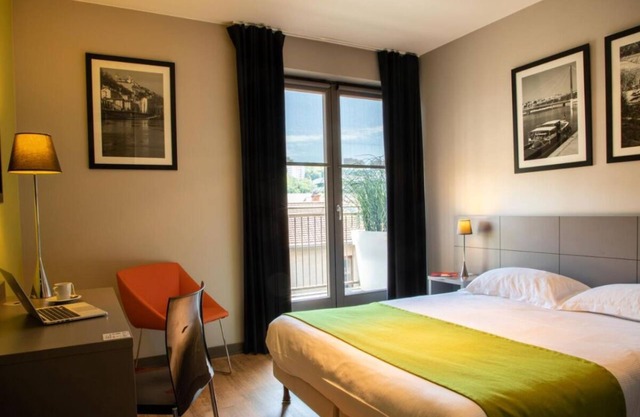 Conveniently To Excellent Transportation! Pets are Allowed, Onsite Parking!