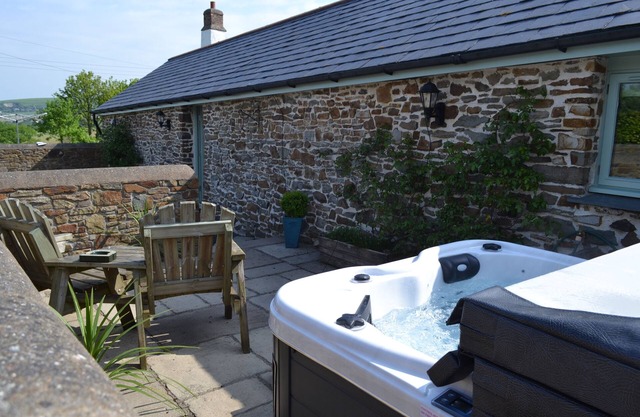 Converted barn, with hot tub near to North Devon's beaches