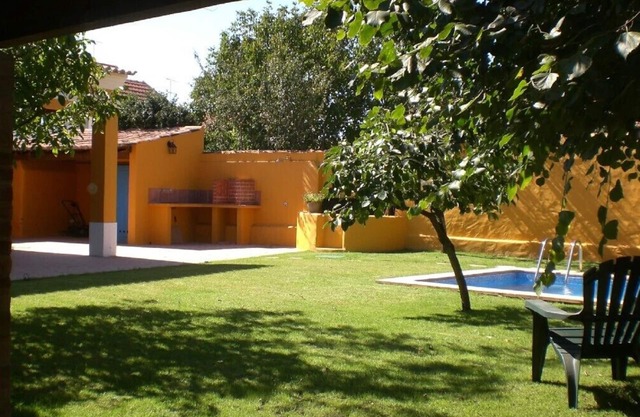 Converted cottage in a typical Ribatejo village sleeping 4-5 people with pool.