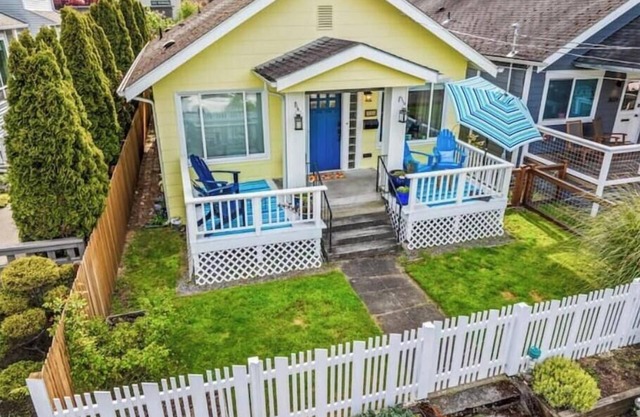 Cook's Kitchen + Firepit + Pickleball Park Nearby + AC + 2 Parking Spots