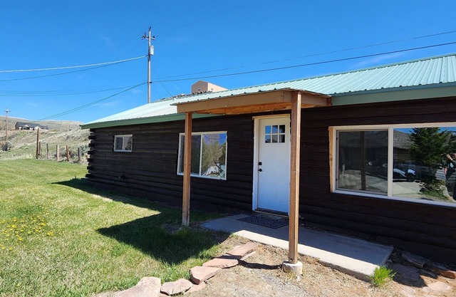 Cookie's Cabin is a charming little cabin in adventurous Kemmerer!