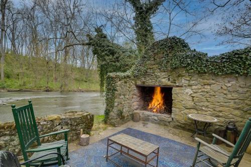 Cool Hollow House Historic Waterfront Retreat!