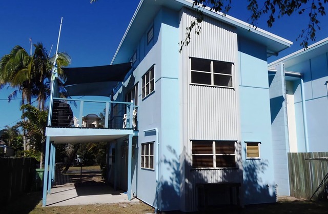 COOLAMAINE 2 - Rainbow Beach. Easy walk to beach and shops.