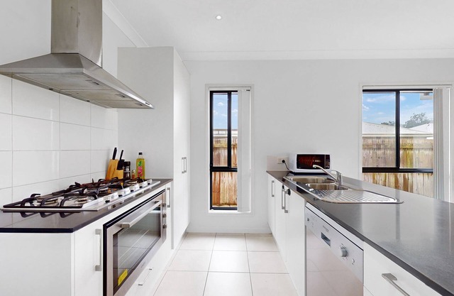 Coomera Family Home - Sleeps up to 8 People
