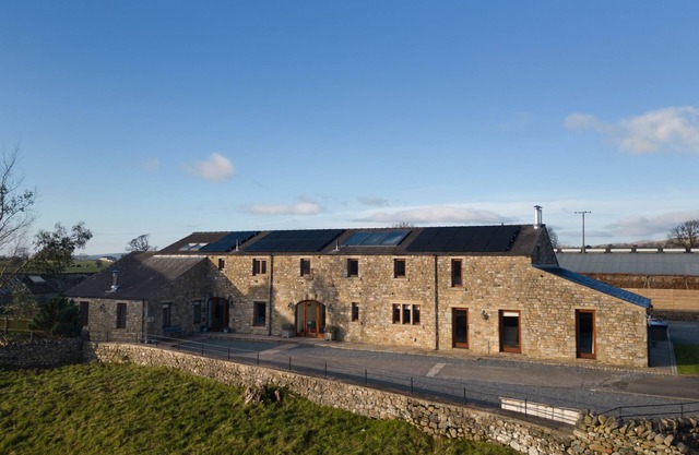 COPPA HILL BARN, family friendly, luxury holiday cottage in Ingleton
