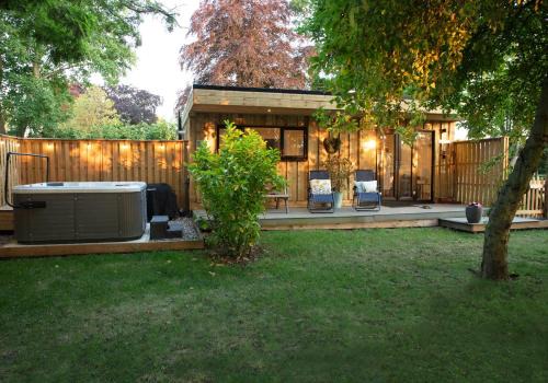 Copper Beech Lodge with Hot Tub, Games Room, Fire Pit