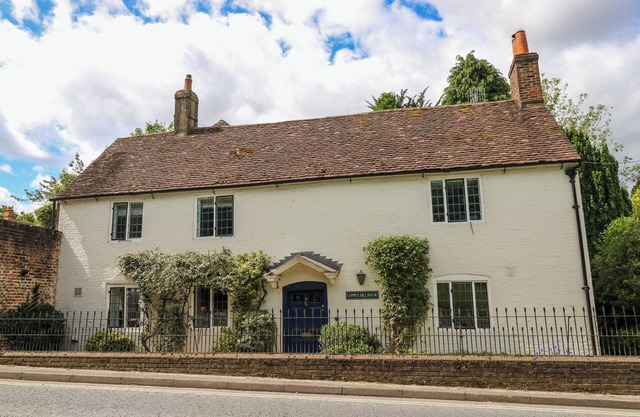 COPPICE HILL HOUSE, pet friendly, with hot tub in Bishop's Waltham
