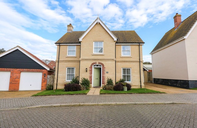 CORAL HOUSE, luxury holiday cottage, with a garden in Overstrand