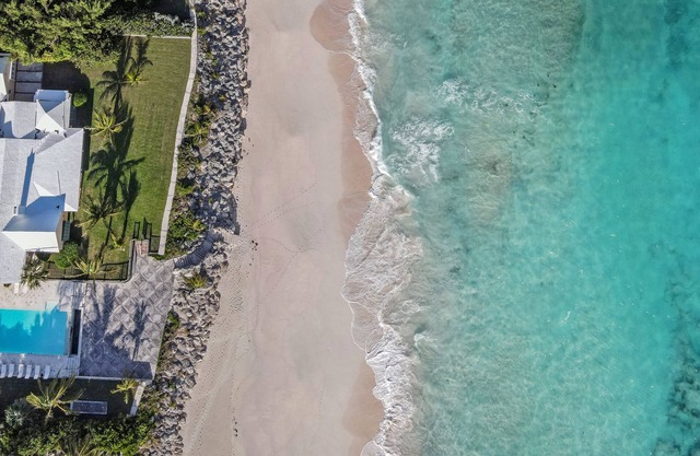 Coral Sea Oasis with private beach and infinity Pool
