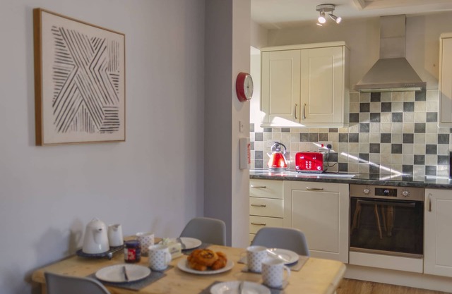 Corffe Cottages, Sunny Devon escape, sleeps 4, heated indoor pool
