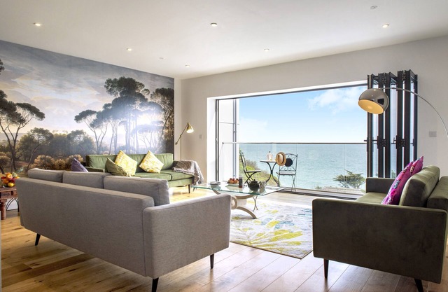 Cormorant - Beachside House with Terrace Hot Tub & Stunning Views