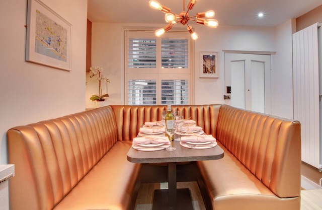 Corner Cottage - Three Bedroom House, Sleeps 6
