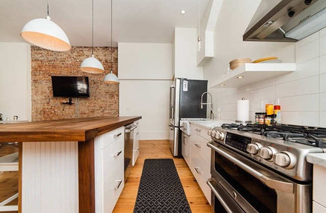 ★Corner Suite★- Location, Parking, Walkable